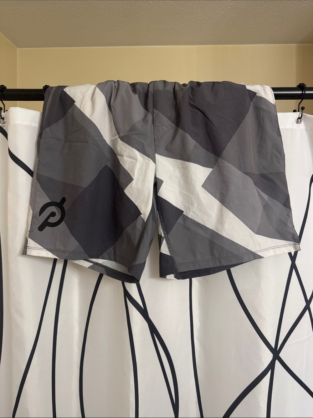 Peloton Men’s Gray & White Geometric Athletic Shorts